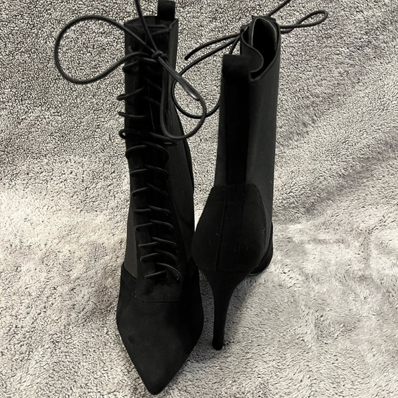 8.5 Black Heels - Picture 2 of 2